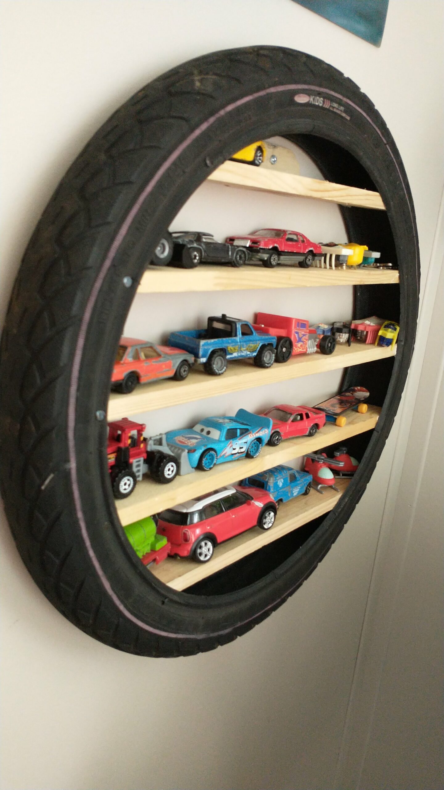 Gjenbruk: Fin hylle for lekebiler til barnerommet